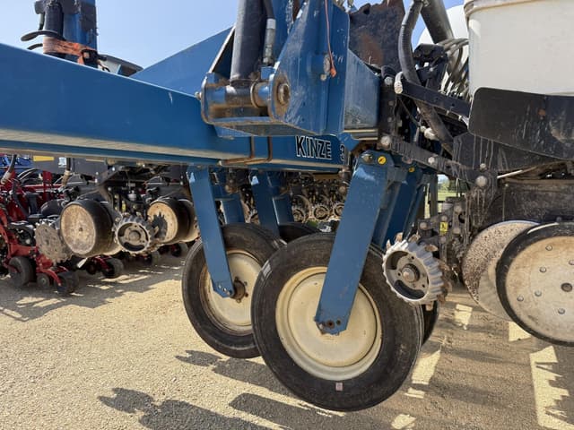 Image of Kinze 3700 equipment image 4