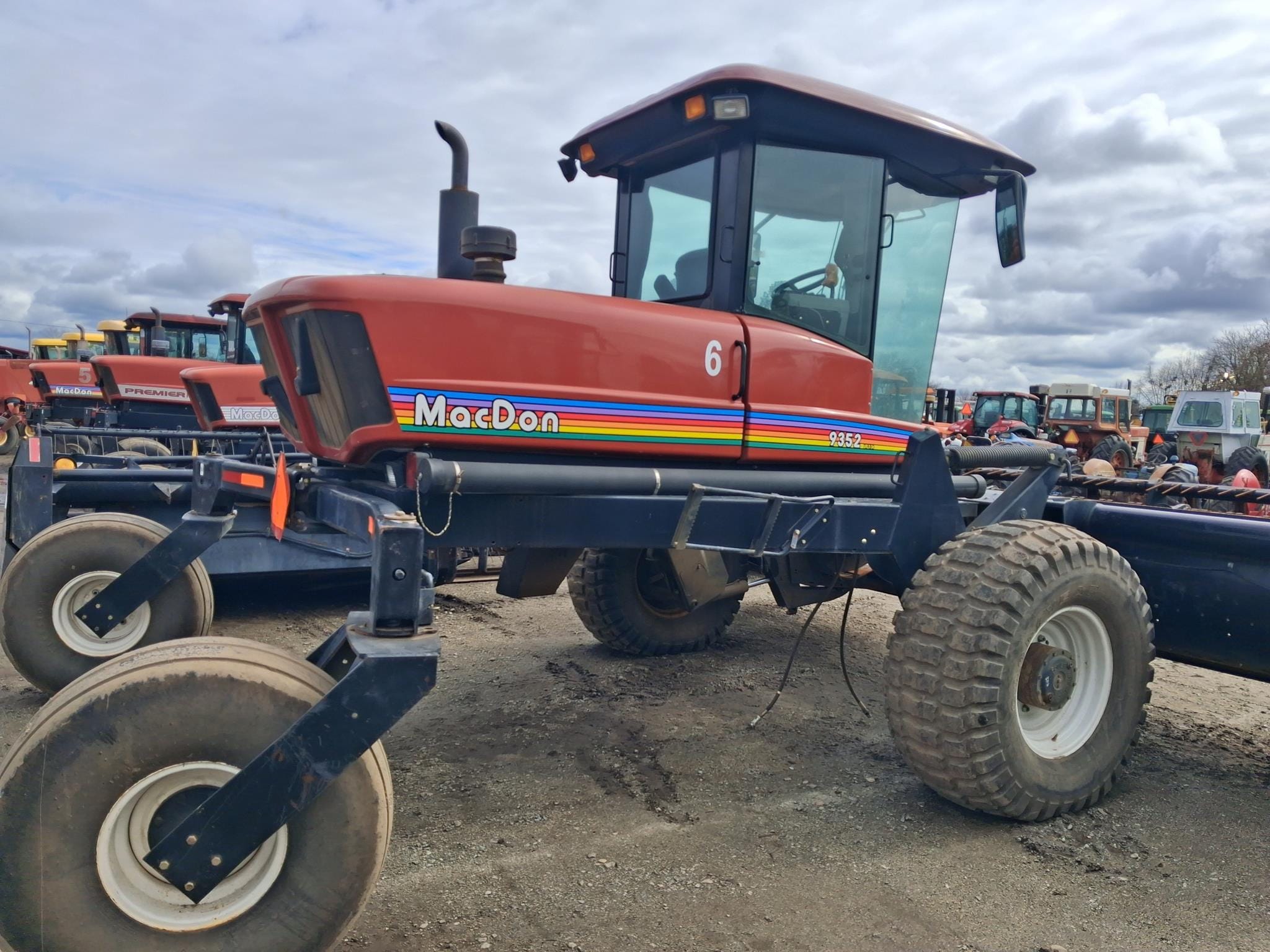 2003 MacDon 9352 Equipment Image0