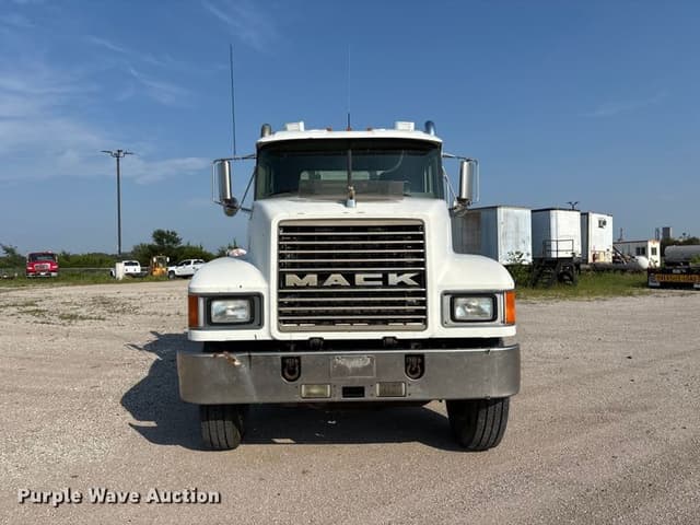 Image of Mack CH613 equipment image 1