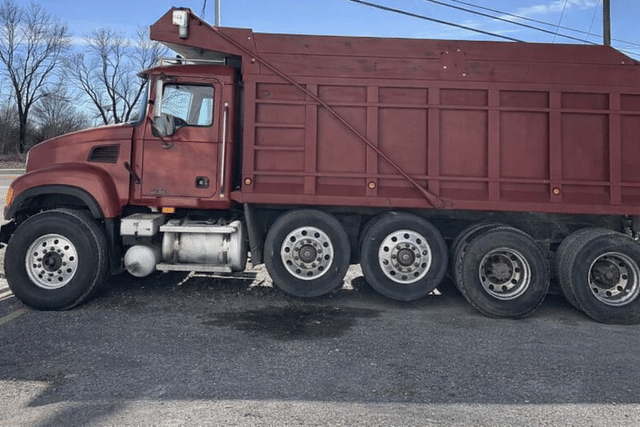 Image of Mack CV713 equipment image 4