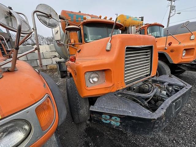 Image of Mack DM690S equipment image 2
