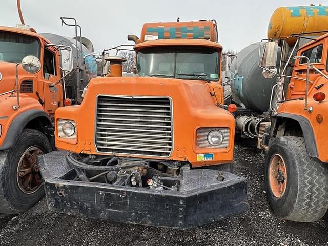 Image of Mack DM690S equipment image 1