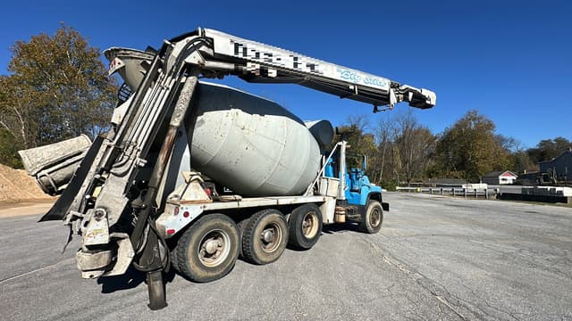 Image of Mack DM690S equipment image 2