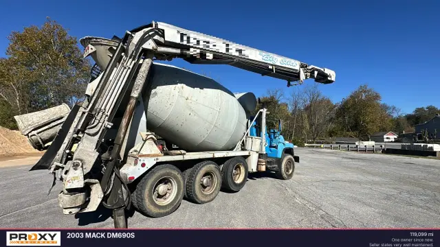 Image of Mack DM690S equipment image 2