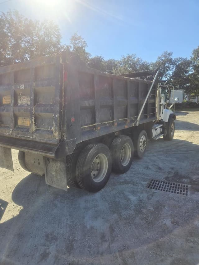 Image of Mack Granite CV713 equipment image 4