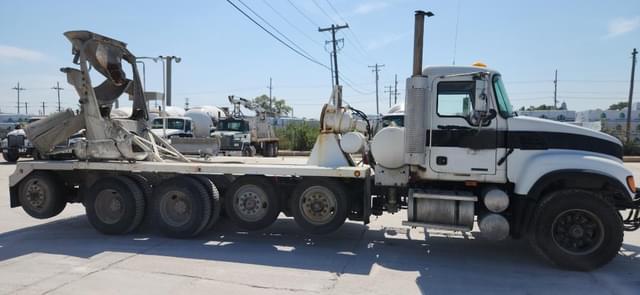 Image of Mack Granite CV713 equipment image 3
