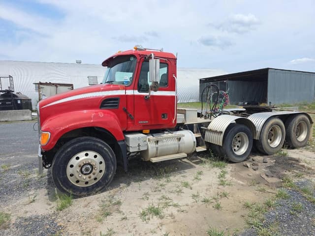 Image of Mack Granite CV713 equipment image 2