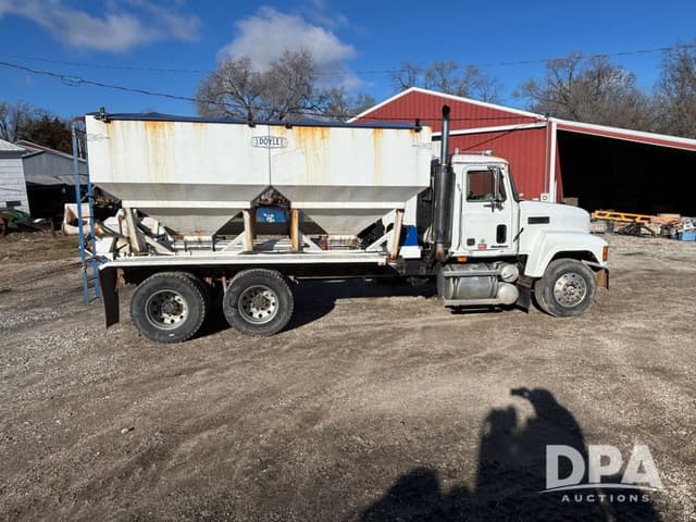 Image of Mack Maxi Cruise equipment image 3