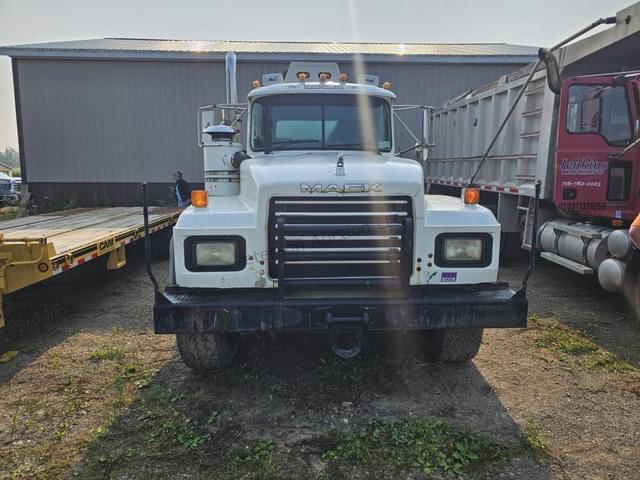 Image of Mack RD6 equipment image 1