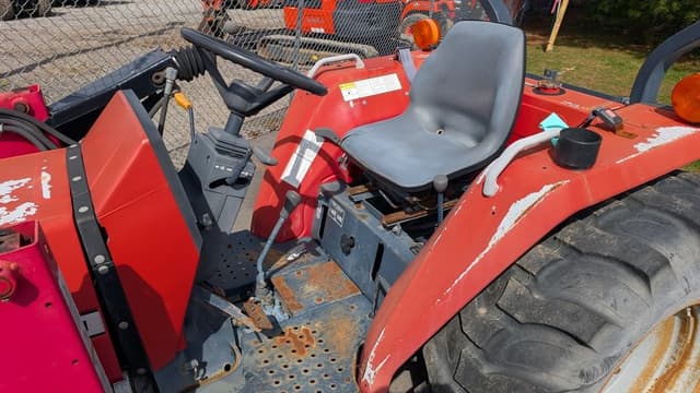 Image of Massey Ferguson 1433V equipment image 4