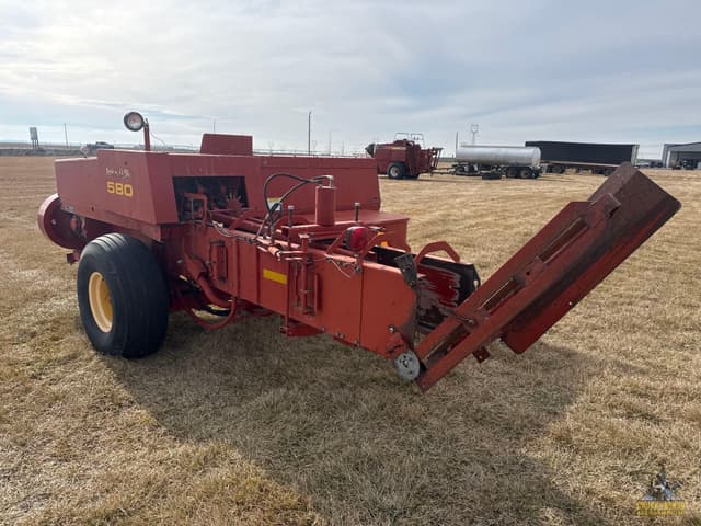 Image of New Holland 580 equipment image 4