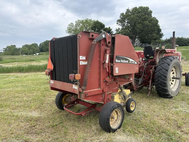 Image of New Holland BR730 equipment image 2