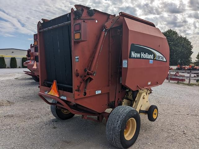 Image of New Holland BR740 equipment image 3