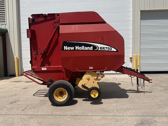 Image of New Holland BR750 equipment image 3