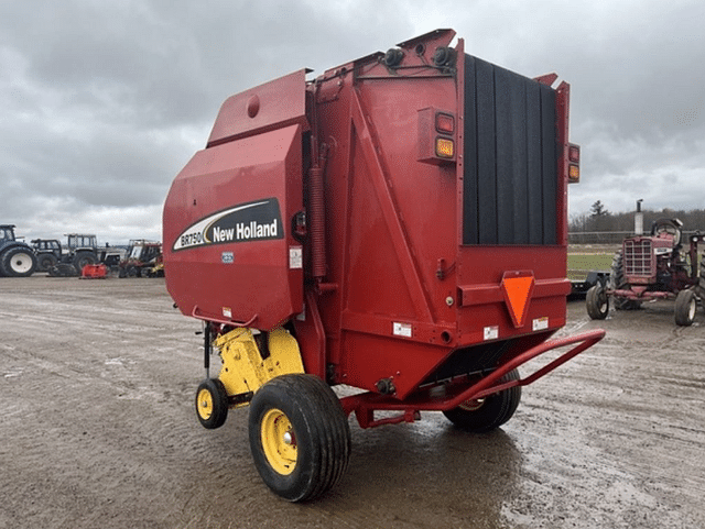 Image of New Holland BR750 equipment image 2