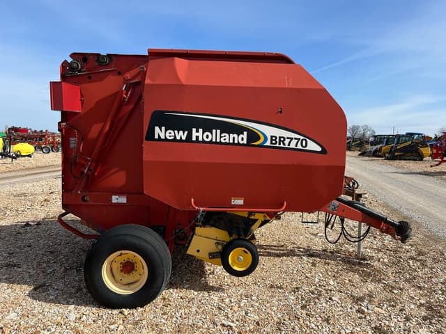 Image of New Holland BR770 equipment image 2