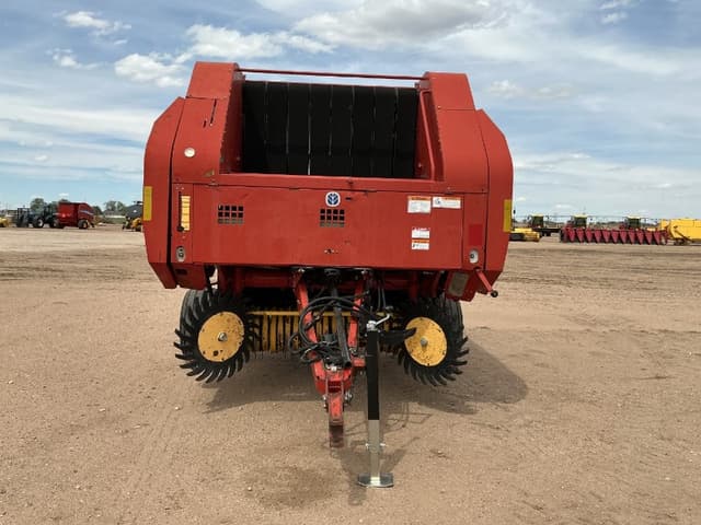 Image of New Holland BR780 equipment image 2