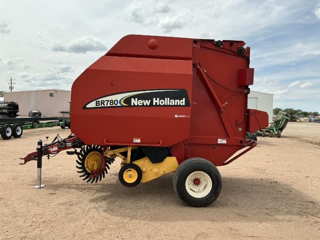 Image of New Holland BR780 equipment image 4