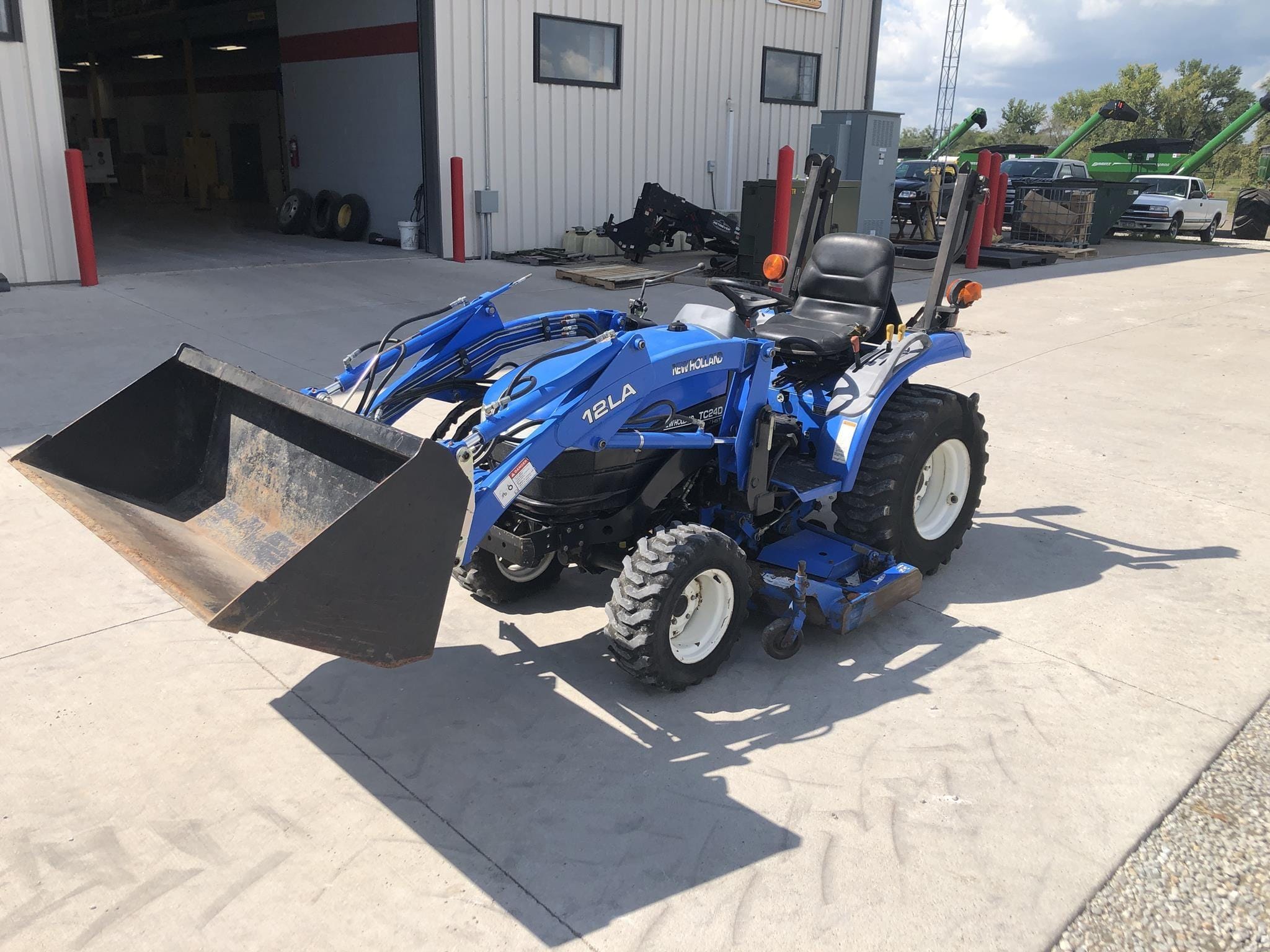 2003 New Holland TC24D Equipment Image0