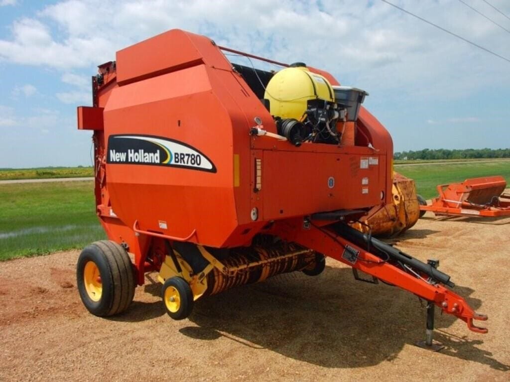 2003 New Holland BR780 Equipment Image0