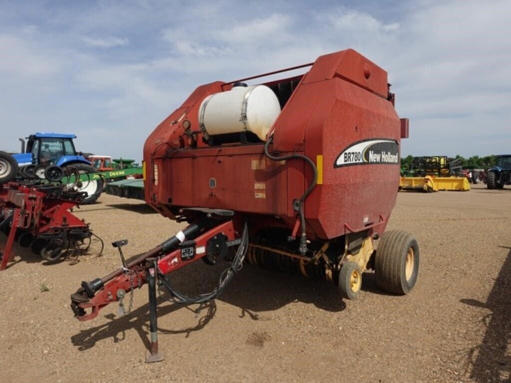 2003 New Holland BR780 Equipment Image0