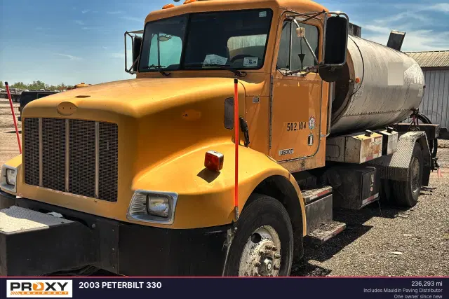 Image of Peterbilt 330 equipment image 2