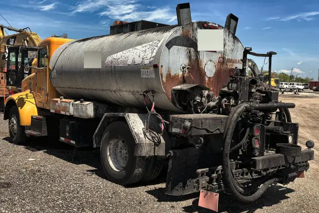 Image of Peterbilt 330 equipment image 4