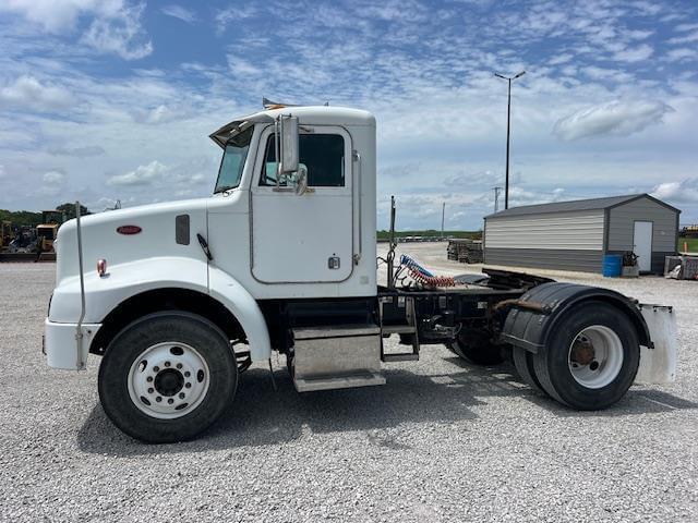 Image of Peterbilt 330 equipment image 1