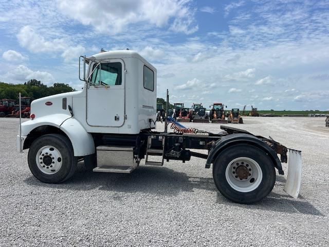 Image of Peterbilt 330 equipment image 2