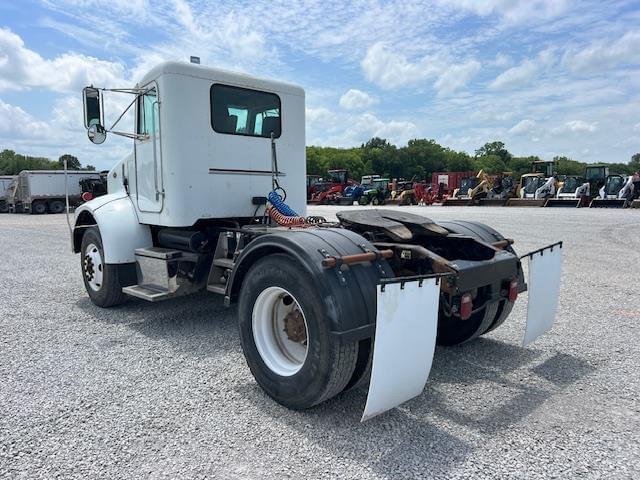 Image of Peterbilt 330 equipment image 3