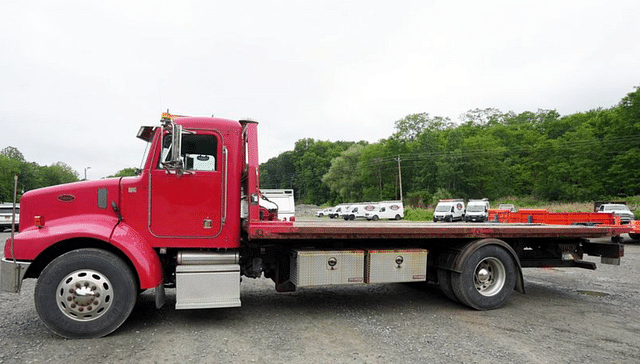 Image of Peterbilt 330 equipment image 1
