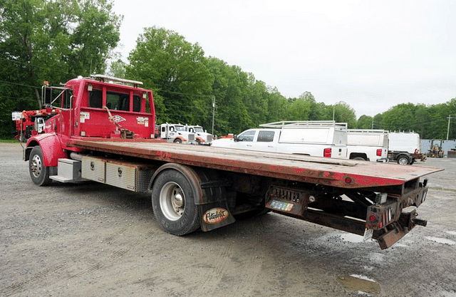 Image of Peterbilt 330 equipment image 2