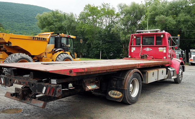 Image of Peterbilt 330 equipment image 4