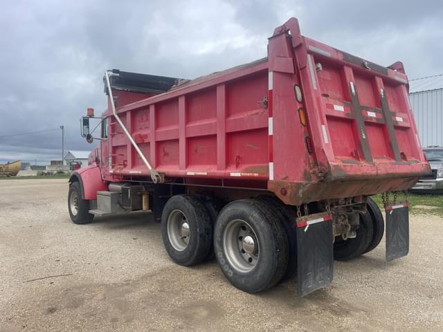 Image of Peterbilt 330 equipment image 3