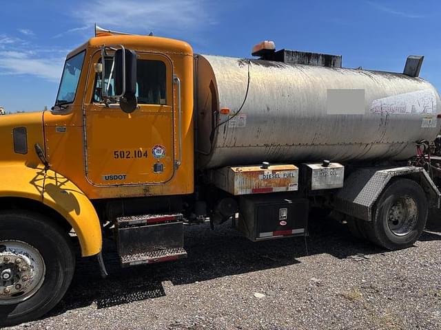 Image of Peterbilt 330 equipment image 3
