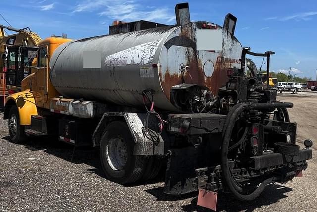 Image of Peterbilt 330 equipment image 4