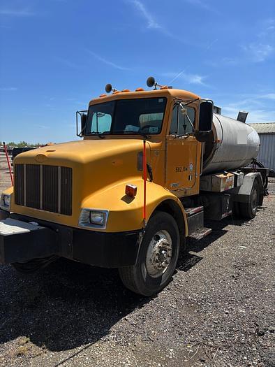 Image of Peterbilt 330 equipment image 2