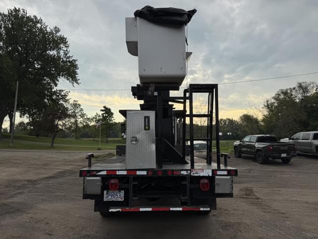 Image of Peterbilt 330 equipment image 3