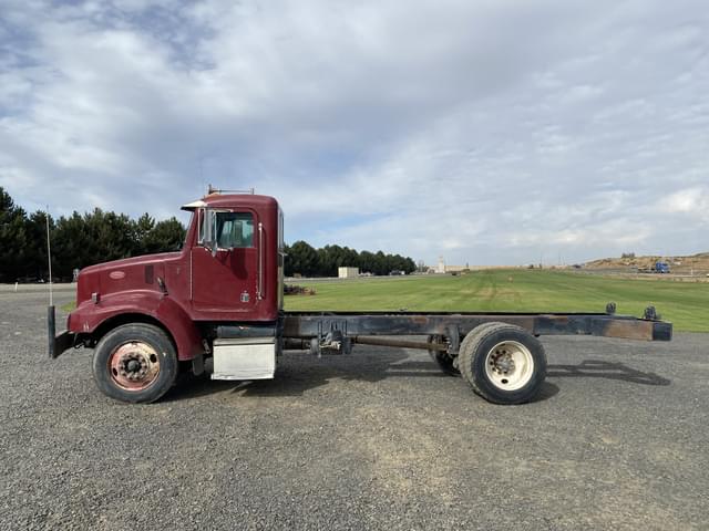 Image of Peterbilt 330 equipment image 1