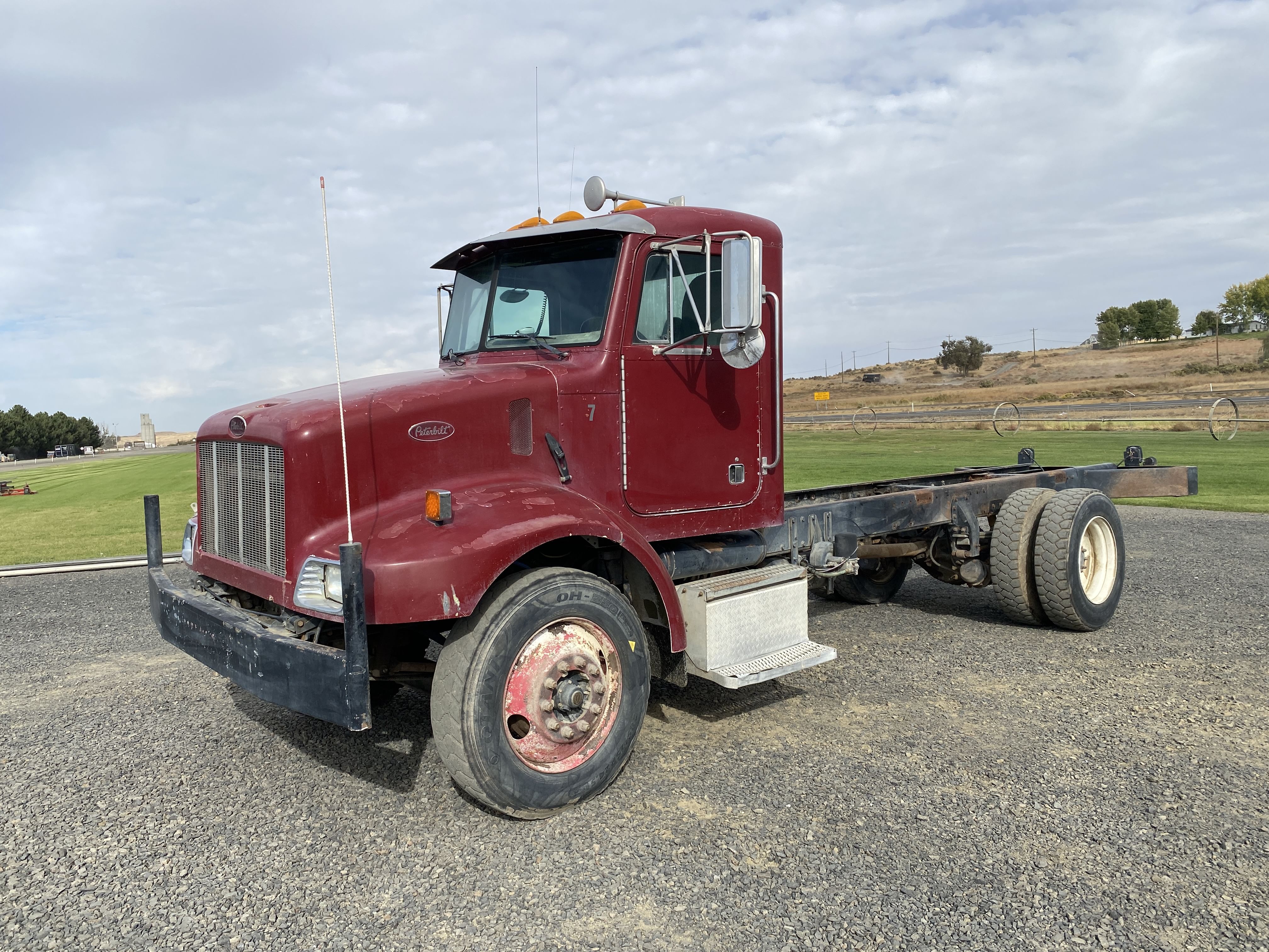 2003 Peterbilt 330 Equipment Image0