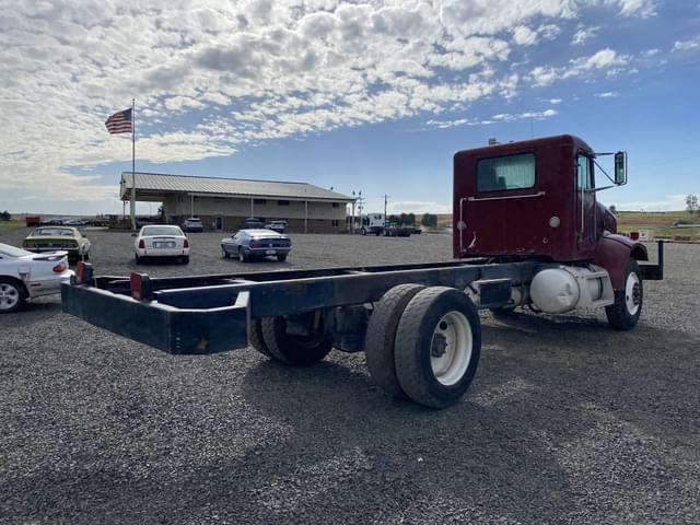 Image of Peterbilt 330 equipment image 4