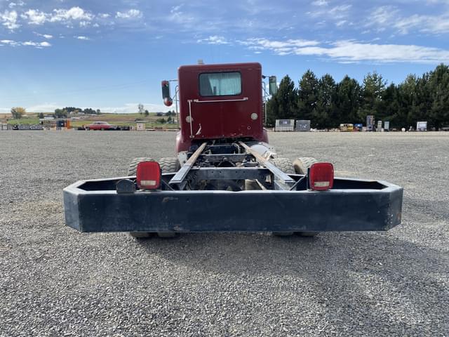 Image of Peterbilt 330 equipment image 3