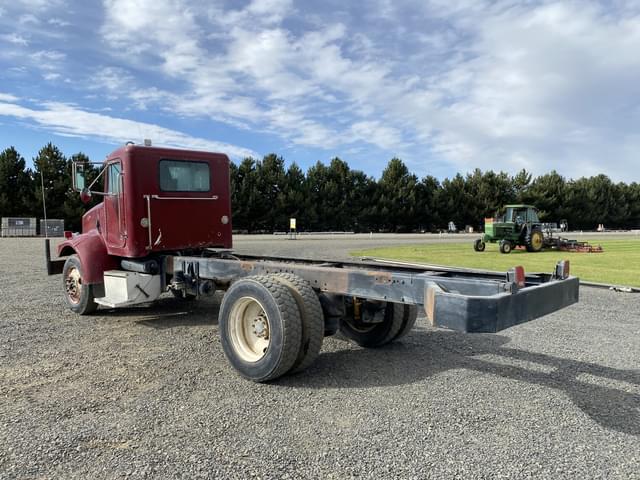 Image of Peterbilt 330 equipment image 2