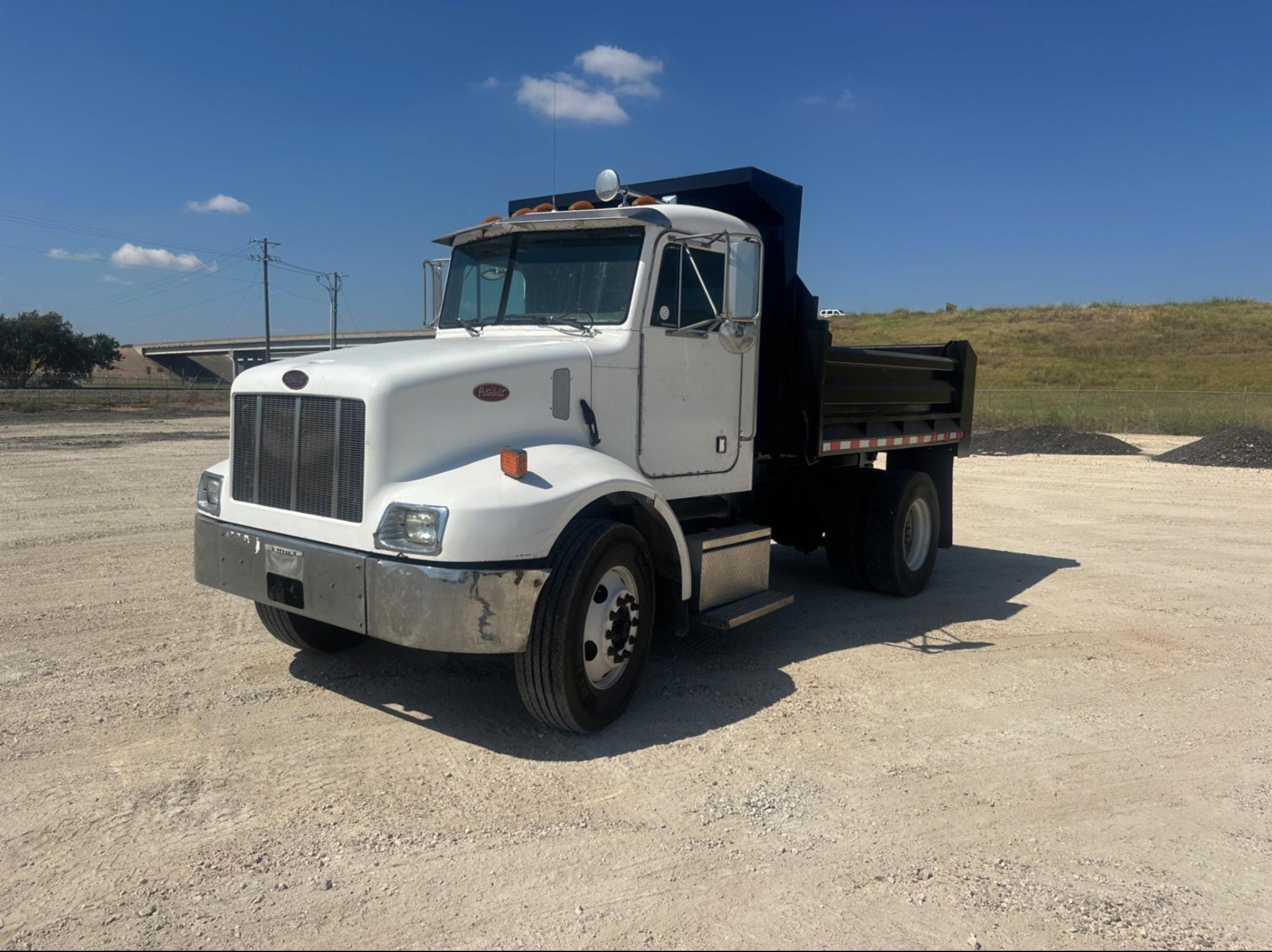 2003 Peterbilt 330 Equipment Image0
