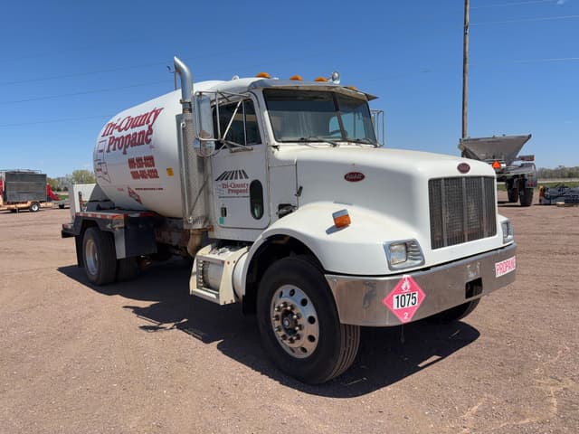 Image of Peterbilt 330 equipment image 2