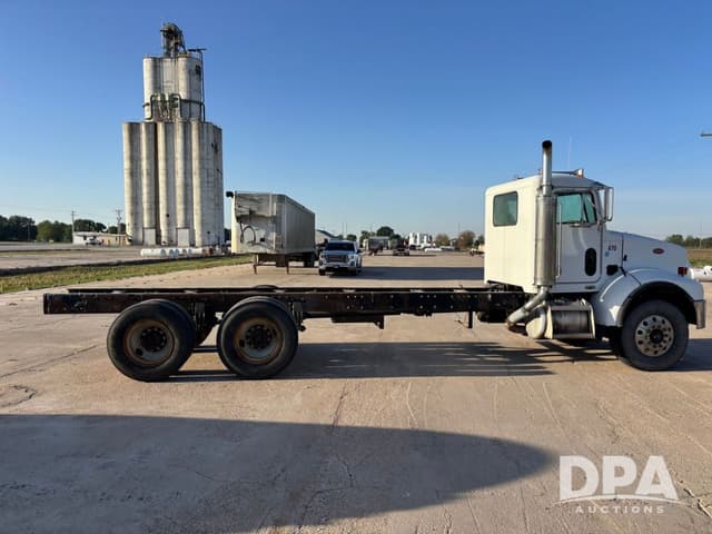 Image of Peterbilt 330 equipment image 4