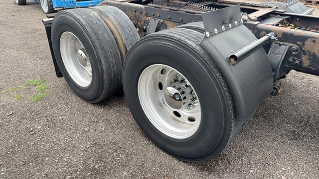 Image of Peterbilt 379 equipment image 4