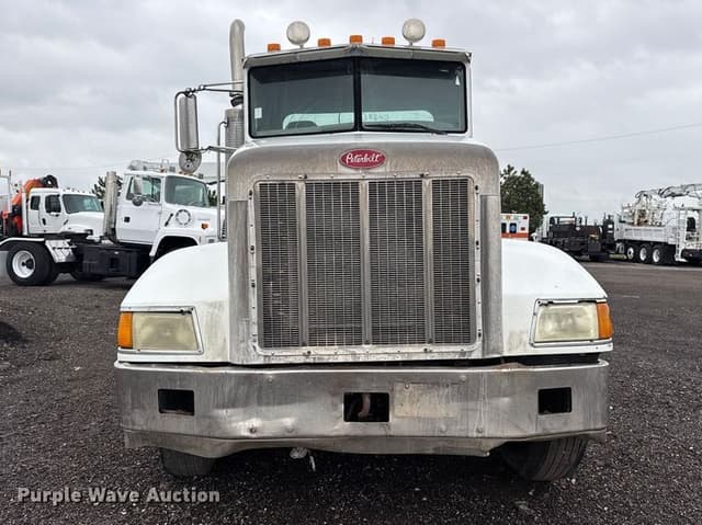 Image of Peterbilt 385 equipment image 1