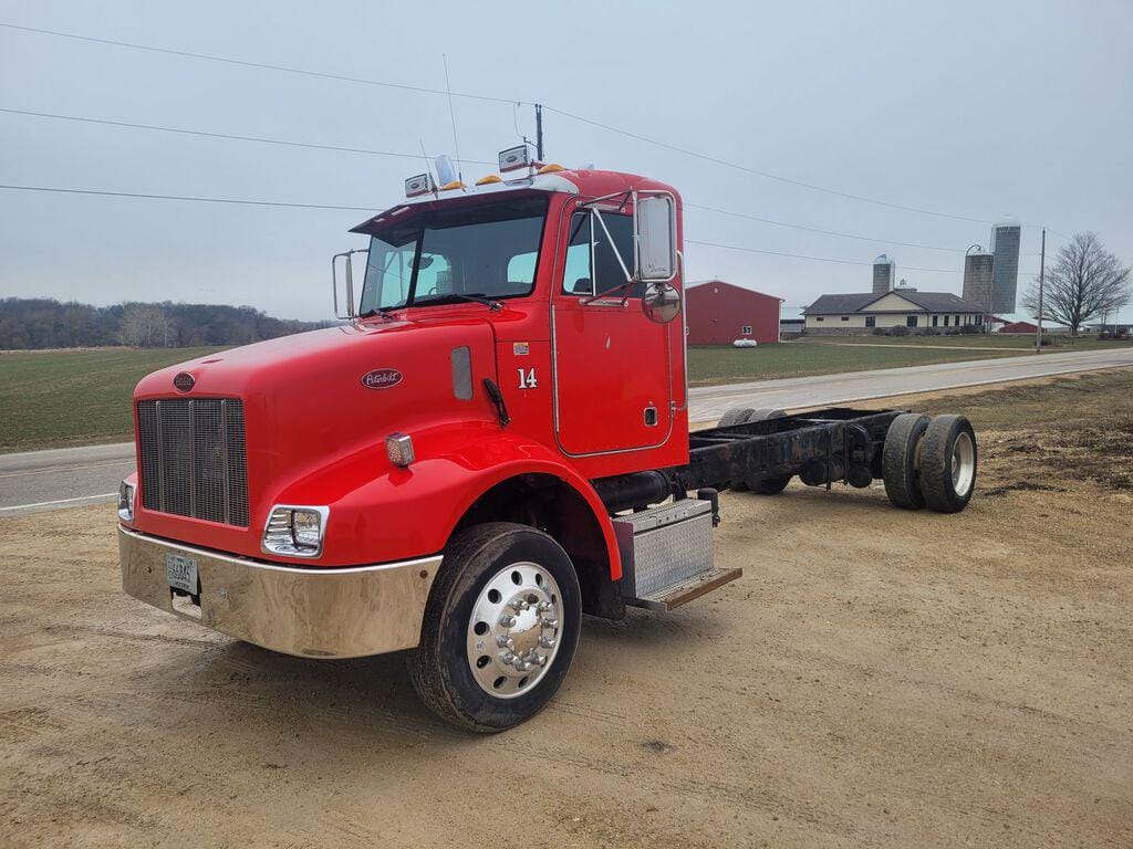 Main image Peterbilt 330