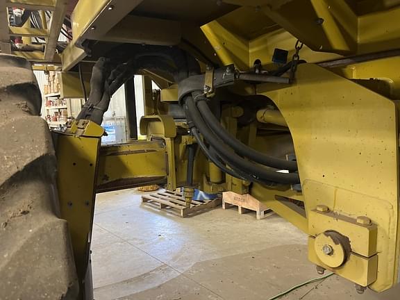 Image of Ag-Chem RoGator 1254 equipment image 2